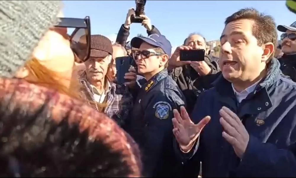Γιουχαρίσματα κατά την υποδοχή Μηταράκη στη Σάμο